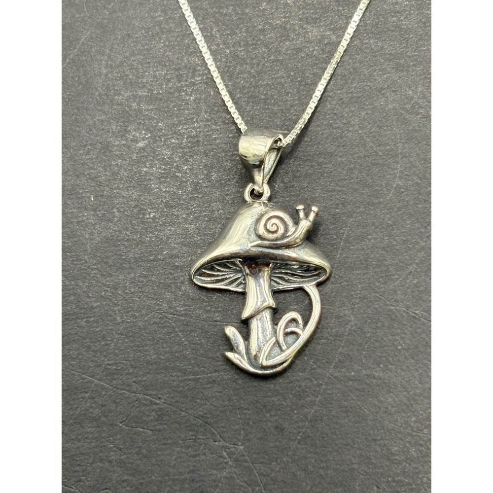 New Condition 18" Sterling Silver Mushroom Snail Pendant Necklace 925 J18
